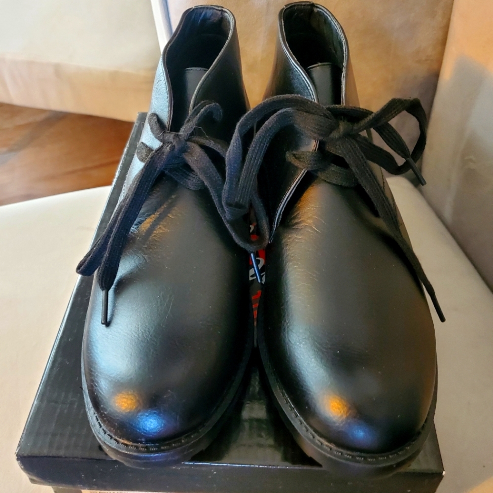 Boys size 6 dress or casual ankle boots. Black and brand new w/vox! 🔥